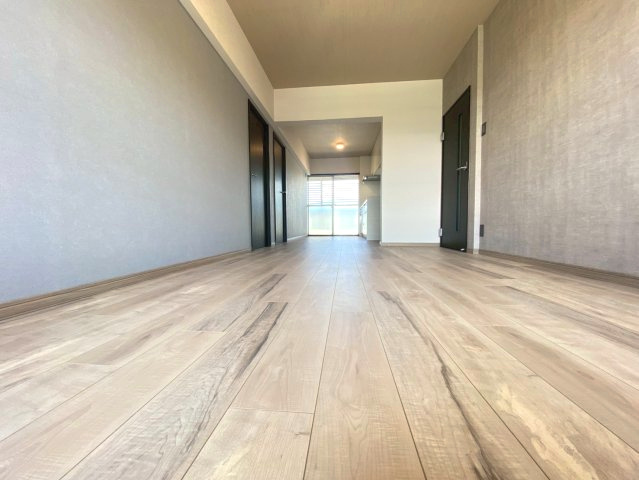 【価格改定】ハイム長岡A棟の居間・リビング|インテリアも映えるナチュラルな雰囲気のLDK。
窓からの光がやさしく広がります！