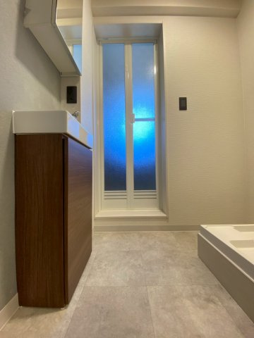 【価格改定】ハイム長岡A棟の独立洗面台|洗面台・洗濯パン付きの洗面室。
日々の身支度や洗濯がスムーズに行えます。