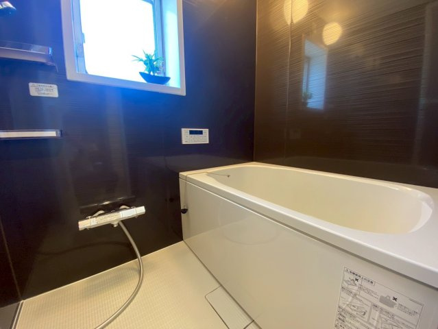 【価格改定】ハイム長岡A棟の浴室|落ち着いた雰囲気の浴室。
肩までしっかり浸かれる浴槽付きで、1日の疲れをゆったり癒せます！