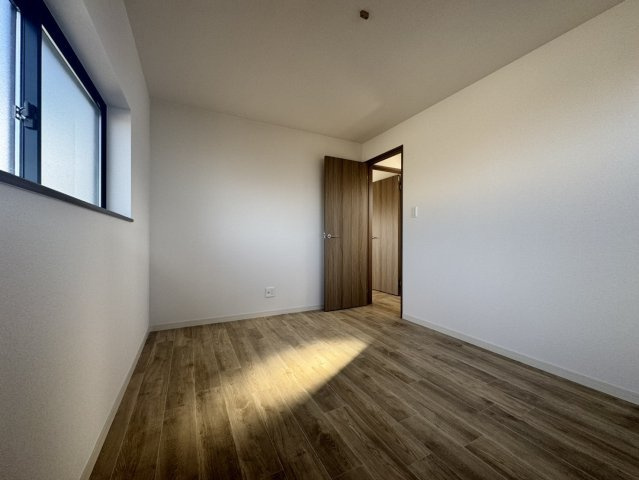 【洋室】 | 洋室は各部屋、床・壁・扉をリフォームしております。