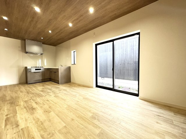 【居間・リビング】 | リビングとキッチンは一体化となっており、日中は大きいサッシからは日差しが入り
夜はおしゃれなダウンライトが照らしてくれます。