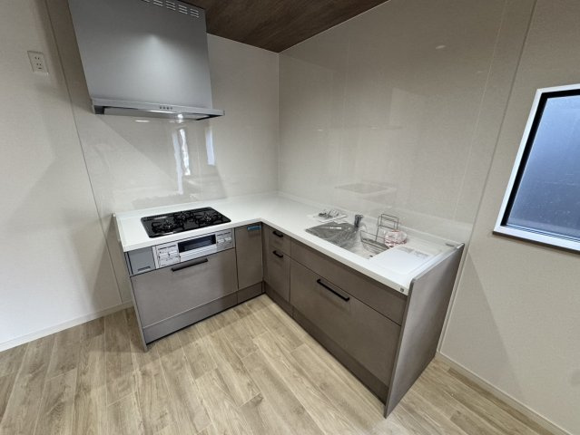 【キッチン】 | 新品のキッチンに交換済です。
料理中の移動も楽ちんなL字型のキッチンです。