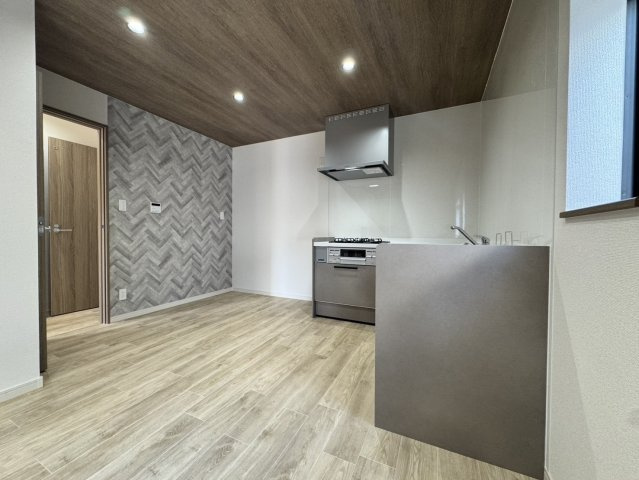 【居間・リビング】 | リビング別角度からです。
壁紙も洋風でおしゃれです。