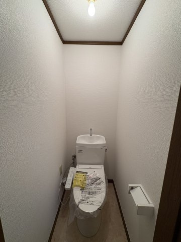 さくらコーポⅠのトイレ|新規便器、ウオッシュレット、床、クロス