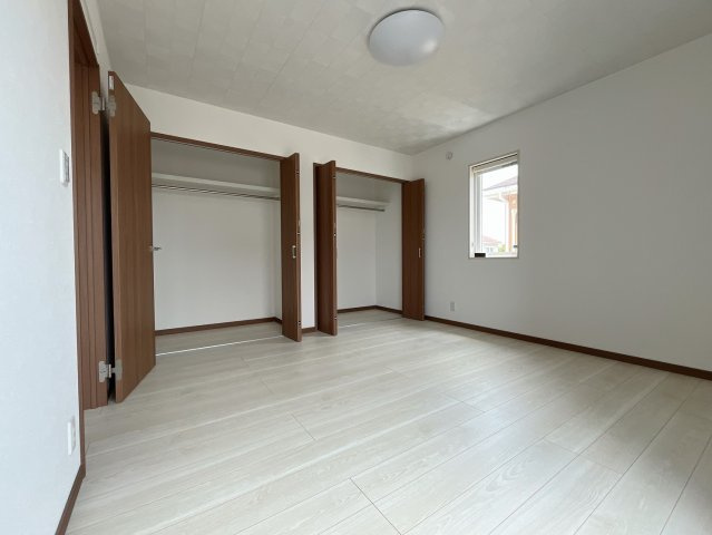 【中古戸建】太田市東矢島町の洋室|「今日も一日お疲れ様」とご夫婦でゆったりくつろげる寝室。毎日の家事やお仕事に疲れた日はフカフカのベットで癒されてください。テレビや本棚をおいても快適な広さなのが自慢のお部屋です♪