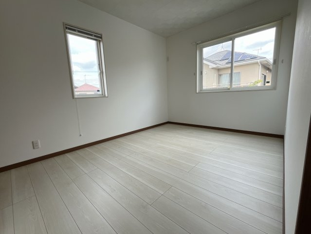 【中古戸建】太田市東矢島町の洋室|広い寝室ならインテリアも自由自在にお楽しみいただけます♪お外から帰ってきた後は寝室でゆっくり自分の時間をお過ごしください。