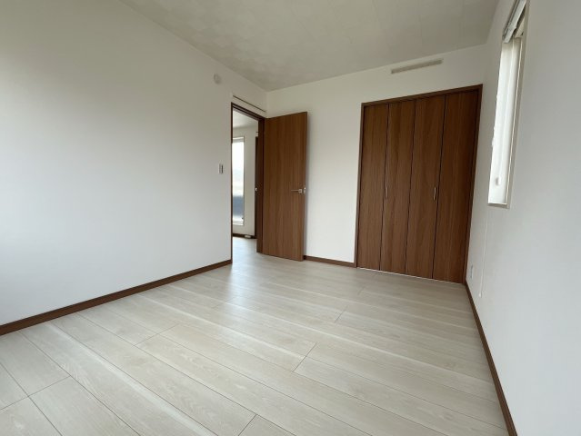 【中古戸建】太田市東矢島町の洋室|ダブルベッドを置いても充分な広さを2Ｆのお部屋に設けております。お子様と家族みんなで寝るのも夢じゃありません♪窓からは光が差し込むので日中でも明るいお部屋です。