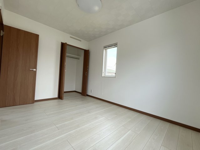 【中古戸建】太田市東矢島町の洋室|お子様にとって初めての「自分だけのお部屋」。どんなお部屋にするのか楽しみになりますね♪こちらのお部屋は洋室になっているので、もし汚してしまっても簡単にお掃除できるので助かります。