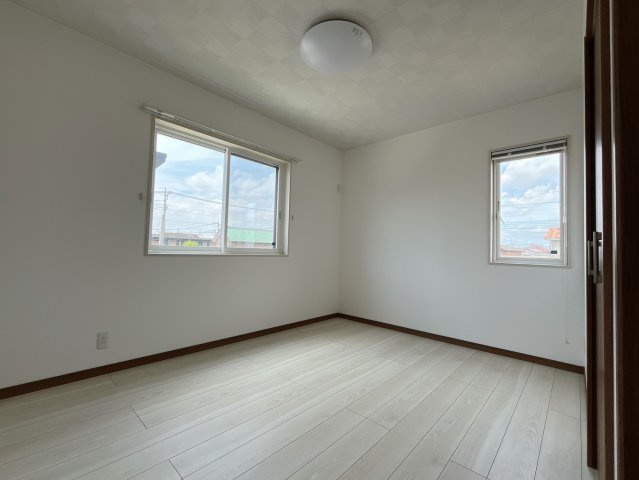 【中古戸建】太田市東矢島町の洋室|ママ友が来ても子供達には子供部屋で遊んでいてもらうことができます。ママ達はリビングで楽しくおしゃべりに華を咲かせながら気兼ねなく盛り上がれます♪