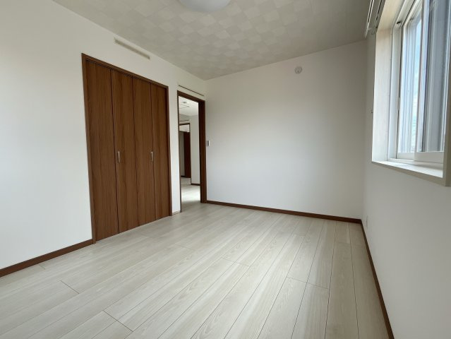 【中古戸建】太田市東矢島町の洋室|ママ友が来ても子供達には子供部屋で遊んでいてもらうことができます。ママ達はリビングで楽しくおしゃべりに華を咲かせながら気兼ねなく盛り上がれます♪