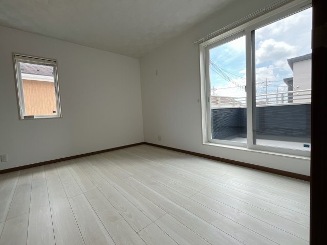 【中古戸建】太田市東矢島町の洋室|お子様にとって初めての「自分だけのお部屋」。どんなお部屋にするのか楽しみになりますね♪こちらのお部屋は洋室になっているので、もし汚してしまっても簡単にお掃除できるので助かります。