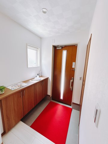 【中古戸建】太田市東矢島町の玄関|毎日の「いってらっしゃい」や「お帰りなさい」を大切なご家族と過ごす玄関は〈使いやすさ〉を追求しております。玄関横の物入は急な来客時でもさっとお片付けできるスペースを確保しています。