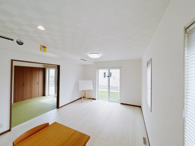 【中古戸建】太田市東矢島町の居間・リビング|ポカポカ日向ぼっこをしながらお昼寝をするのもいいですね♪明るいリビングに気分も晴れやかに♪