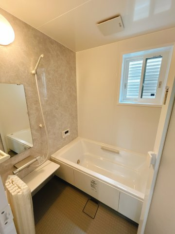 【中古戸建】太田市東矢島町の浴室|1日の疲れを癒せるお風呂♪足がのばせるほど広いお風呂にはエコベンチも搭載！小さいお子様を座らせれば一緒にお風呂へ入っても安心。浴室暖房乾燥機付きなので洗濯物も乾かせます。