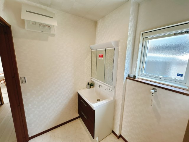 【中古戸建】太田市東矢島町の独立洗面台|通常より広いタイプの洗面所になっています。のびのびと使える洗面所には寒い冬にストーブをおいても邪魔になりません♪