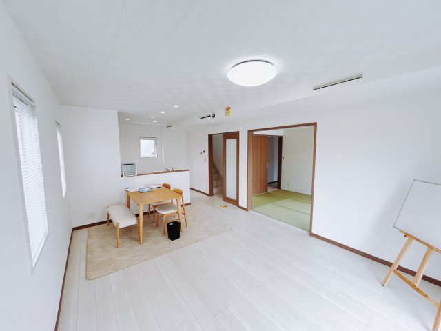 【中古戸建】太田市東矢島町の居間・リビング|これから長く住むお家のリビングには毎日気持ちのいい日差しが差し込みます。ポカポカ日向ぼっこをしながらお昼寝をするのもいいですね♪明るいリビングに気分も晴れやかに♪