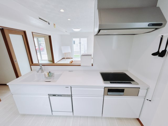 【中古戸建】太田市東矢島町のキッチン|見通しの良いオープンキッチンになっています♪子供達もいつもママのそばにいられる安心感が生まれる設計になっているので、小さなお子様がいるご家庭にもピッタリです♪