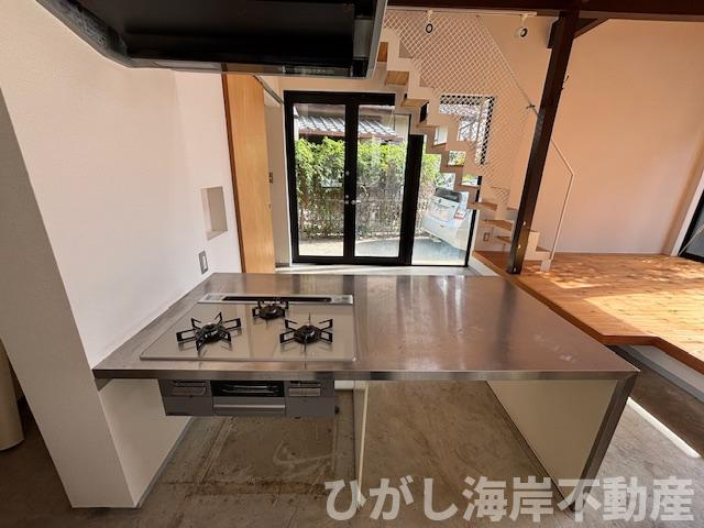 藤沢市片瀬3丁目　中古戸建のキッチン|吹抜けLDKとつながる、開放的なアイランド型（7月10日撮影　リフォーム工事前）