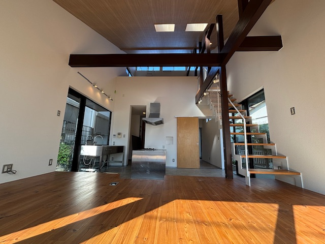 藤沢市片瀬3丁目　中古戸建のその他|階段と梁が映える、デザイナーズ空間の中心
