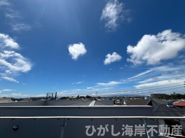 藤沢市片瀬3丁目　中古戸建の展望|空と雲の向こうに、富士山の絶景が広がります（ルーフバルコニーから　西側　眺望）
