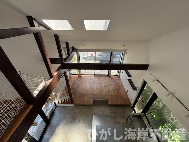 藤沢市片瀬3丁目　中古戸建の展望|吹抜と天窓で明るさ良好！開放感あふれる空間です眺望）