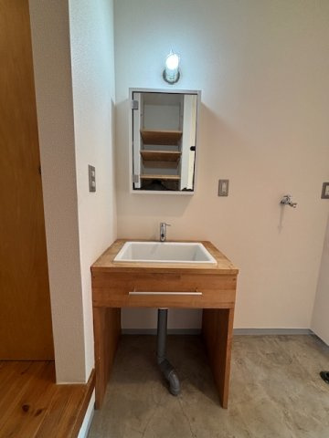 藤沢市片瀬3丁目　中古戸建のその他|海帰りに便利♪土間直結の洗面・洗濯スペース