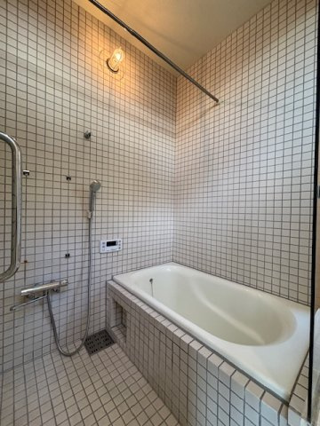 藤沢市片瀬3丁目　中古戸建の浴室|天井高く開放感◎ガラス仕切りの浴室空間