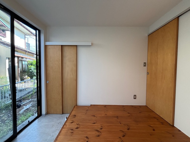 藤沢市片瀬3丁目　中古戸建の玄関|引戸で空間を仕切れる機能的な洋室