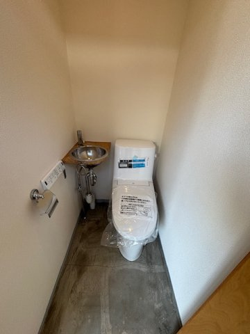 藤沢市片瀬3丁目　中古戸建のトイレ|小さな手洗いボウルが可愛い清潔空間