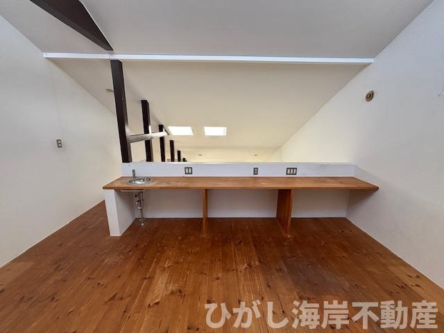 藤沢市片瀬3丁目　中古戸建の寝室|カウンター付き！在宅ワークにも快適