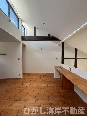 藤沢市片瀬3丁目　中古戸建の内装|吹抜と梁がアクセント！居心地のよい一室