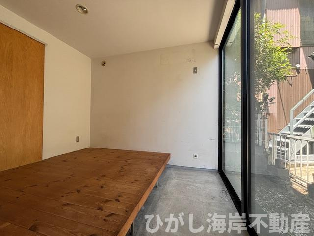 藤沢市片瀬3丁目　中古戸建の洋室|コンクリ床×無垢フロアが映えるナチュラル空間
