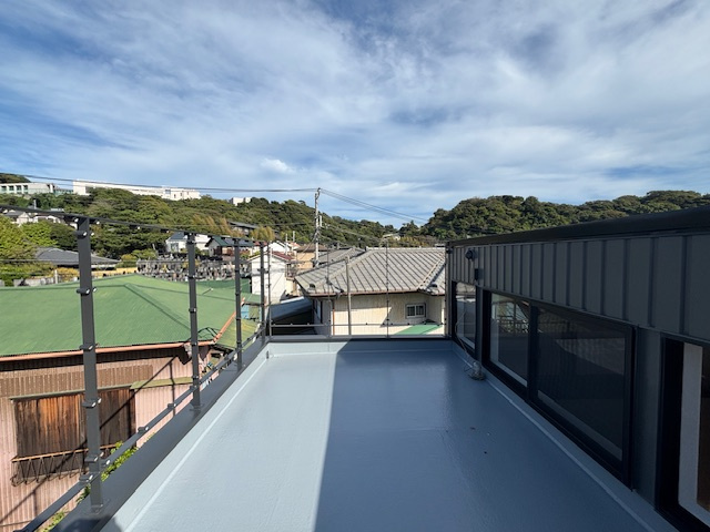 藤沢市片瀬3丁目　中古戸建のバルコニー|江ノ島を望む特等席！湘南の風と青空を満喫