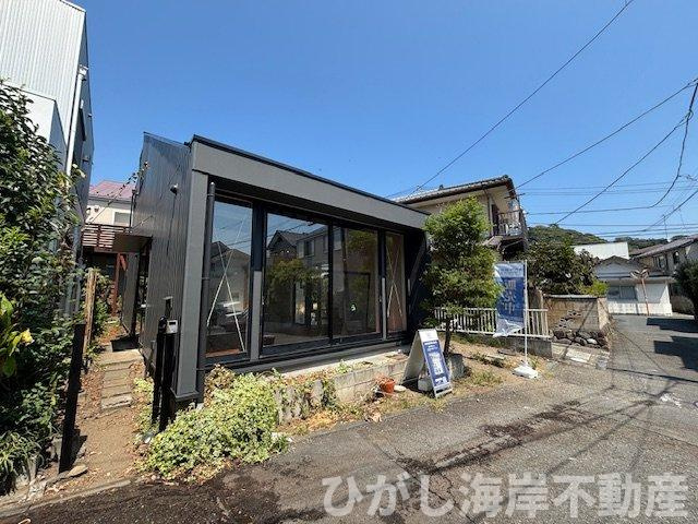 藤沢市片瀬3丁目　中古戸建の前面道路含む現地写真|個性が光る！スタイリッシュな片流れの外観