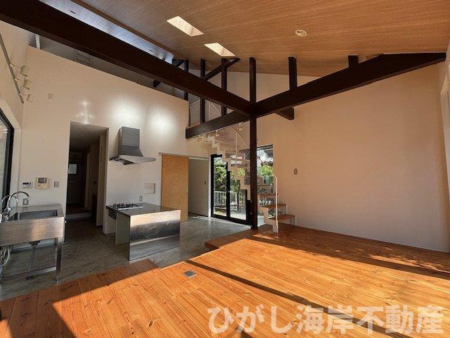 藤沢市片瀬3丁目　中古戸建の居間・リビング|土間×無垢床×階段で魅せる湘南スタイル♪