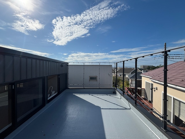 藤沢市片瀬3丁目　中古戸建のバルコニー|富士山と夕日が望める、特別な屋上空間