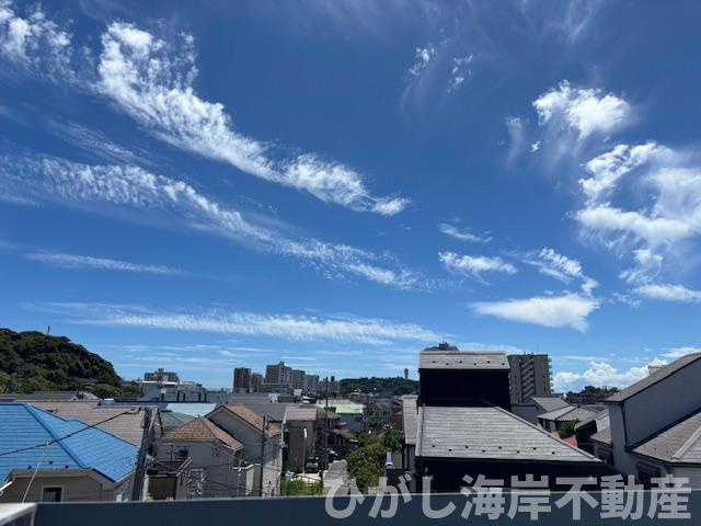 藤沢市片瀬3丁目　中古戸建の展望|江ノ島が日常に溶け込む屋上の特等席（ルーフバルコニーから　南側　眺望）