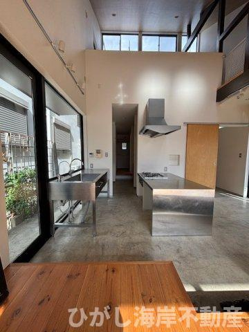 藤沢市片瀬3丁目　中古戸建のキッチン|明るさ良好！吹抜けに映える開放キッチン