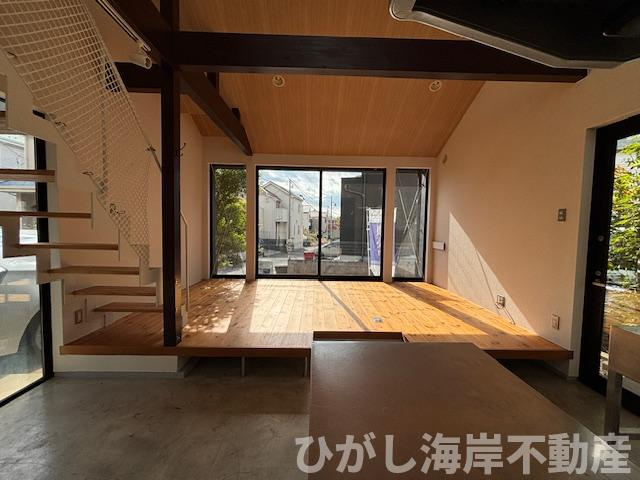 藤沢市片瀬3丁目　中古戸建のダイニング|無垢床と梁が映える、こだわりの空間設計