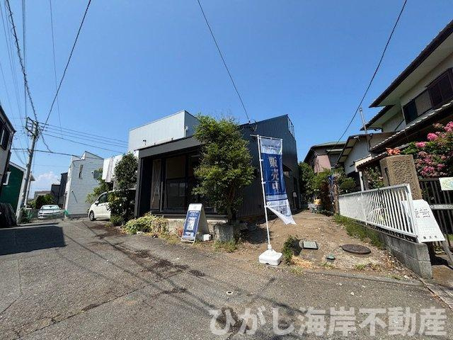 藤沢市片瀬3丁目　中古戸建の前面道路含む現地写真|海風が似合う外観！湘南らしさ漂う一邸です（8月24日撮影　外壁塗装完了）