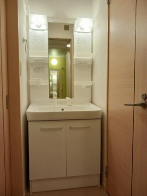 【洗面所】 | ナッツィオーネ・クロス | 脱衣スペースもあります