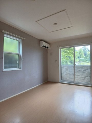 【内装】 | ナッツィオーネ・クロス | 明るい色調の室内です