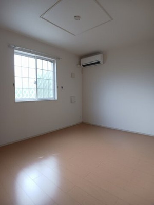 【内装】 | ナッツィオーネ・クロス | 内装は落ち着いています