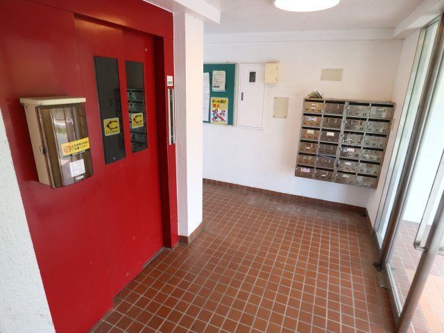 瀬高ビルのエントランス