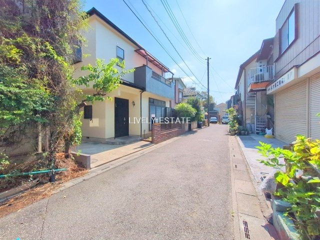 越谷市神明町1丁目 中古戸建の前面道路含む現地写真
