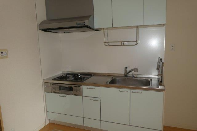 サン・ソニアＡのキッチン|３口ガスコンロ付きシステムキッチン