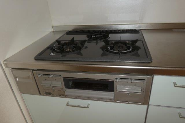 サン・ソニアＡのキッチン|3口ガスコンロ