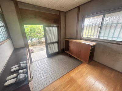 【玄関】 | 橘売家 | 光が差し込み明るく開放的な印象です。