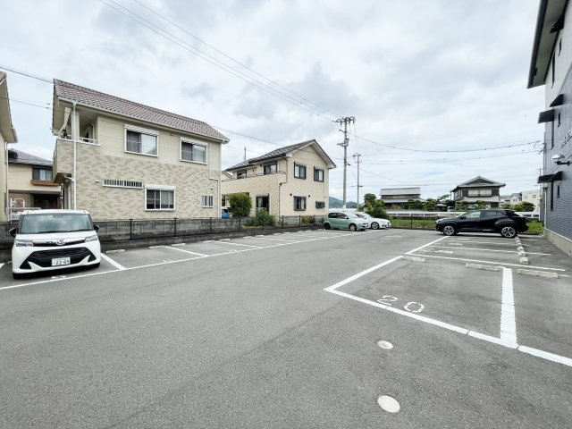 ファミール三軒屋　Ａ棟の駐車場