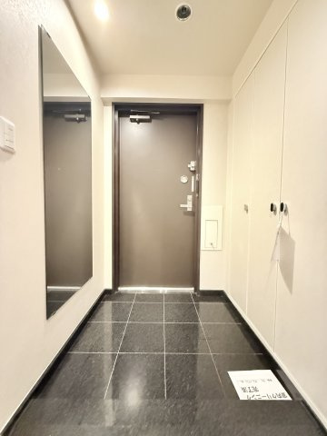 【玄関】 | パークシティ新川崎西三番街D棟 | 玄関部分です。
出勤前の身支度チェックに欠かせない姿見を玄関に備え付けました。